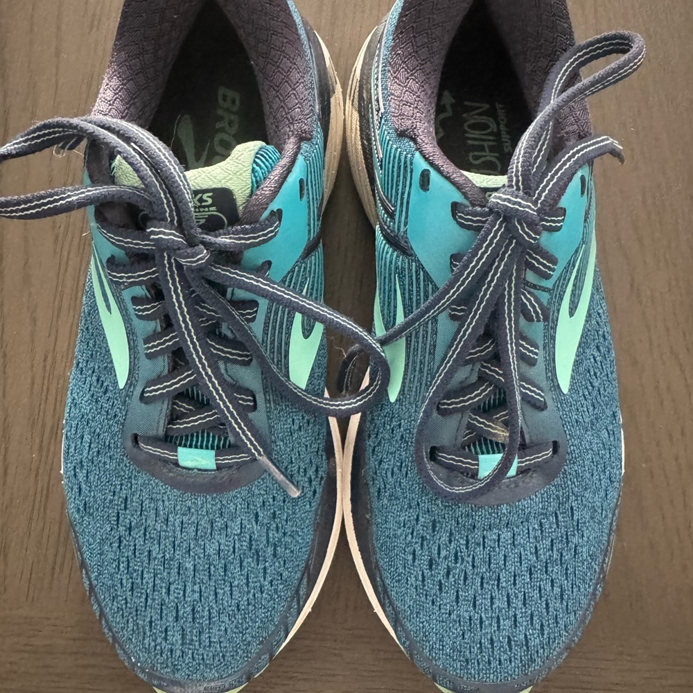 Women’s Brooks Running Shoes – Size 5.5